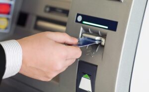 احسب الزيادة الجديدة... موعد صرف مكافأة الامتحانات للمعلمين ماكينة صرف آلي